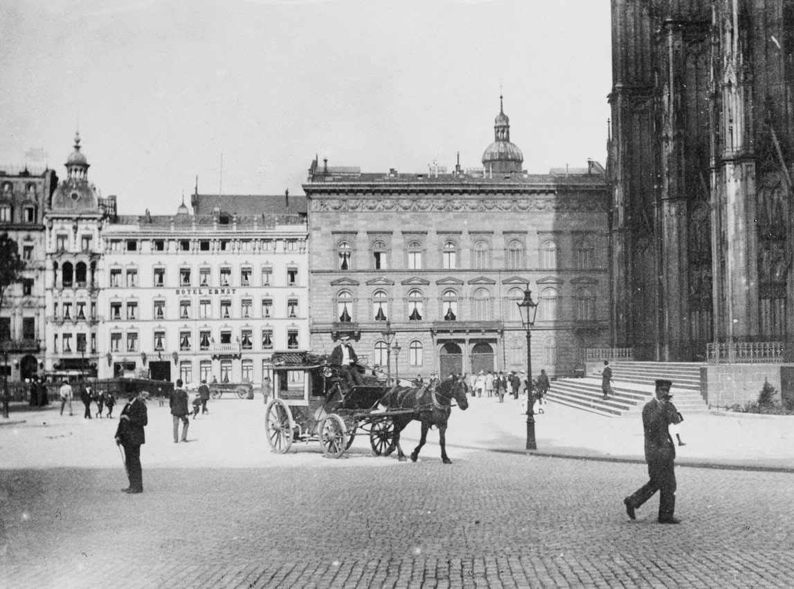 Schwarz-weiß Bild von früher von dem Platz vor dem Kölner Dom und dem Excelsior Hotel Ernst