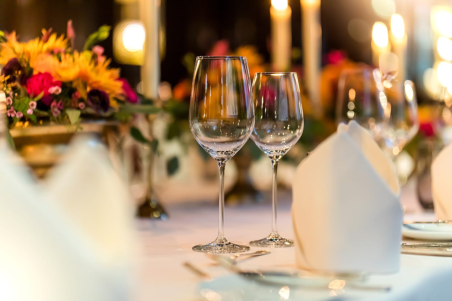 Fokus-Bild auf zwei Weingläser, die auf einem Tisch in der Eventlocation in Köln stehen