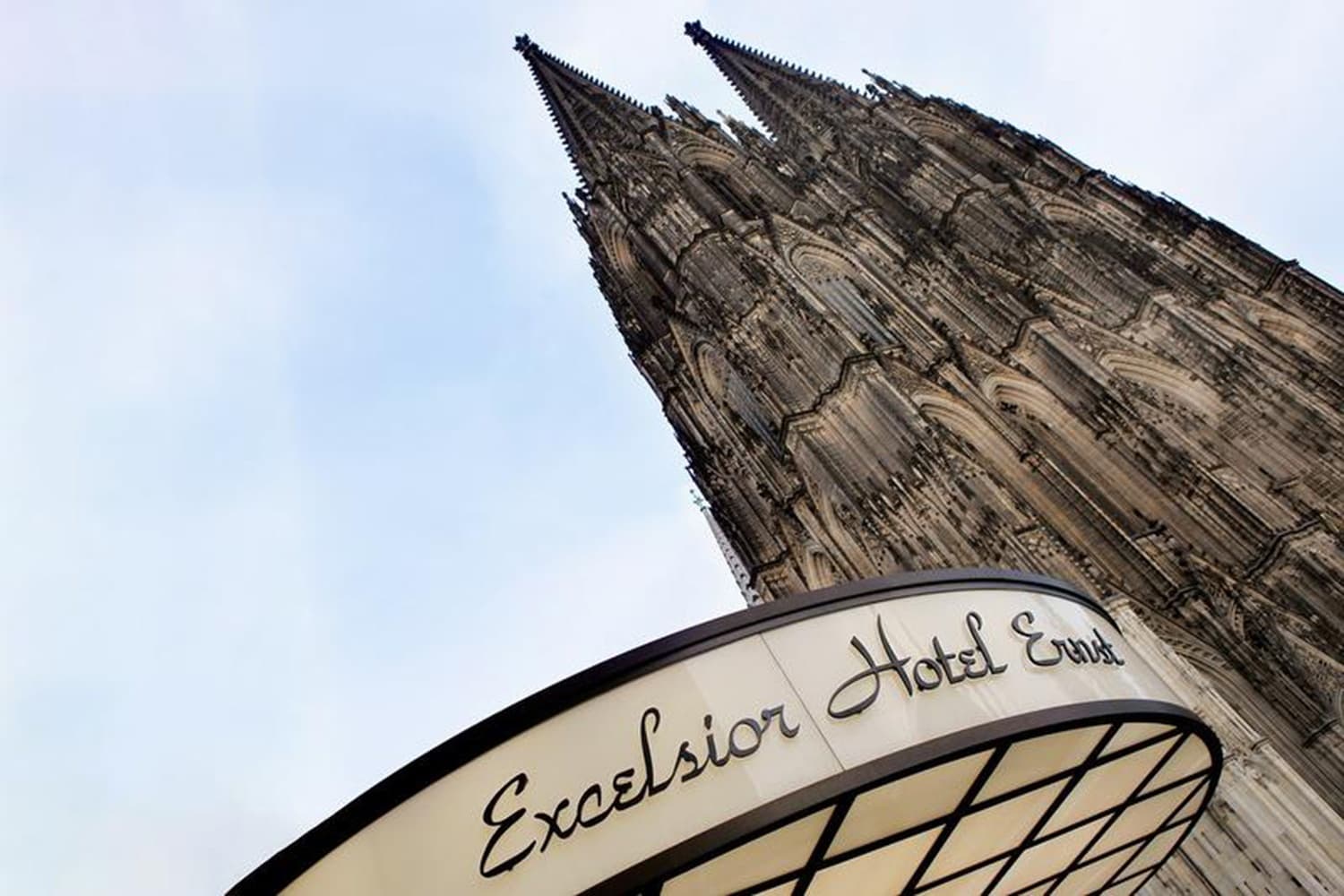 Eingang des Excelsior Hotel Ernst mit Blick auf den Kölner Dom