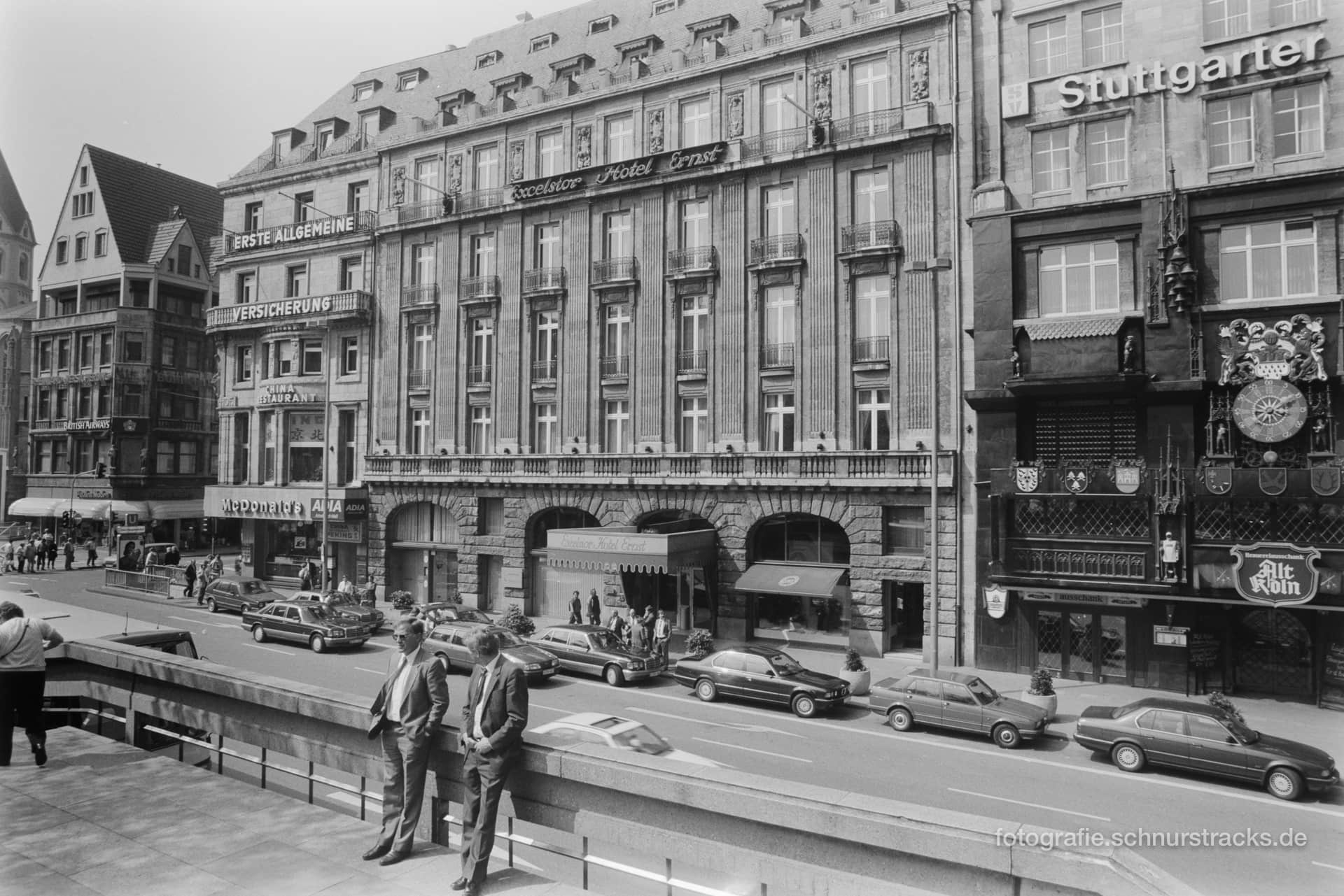 Blick auf das Excelsior Hotel Ernst und die umliegenden Gebäude vor einigen Jahren