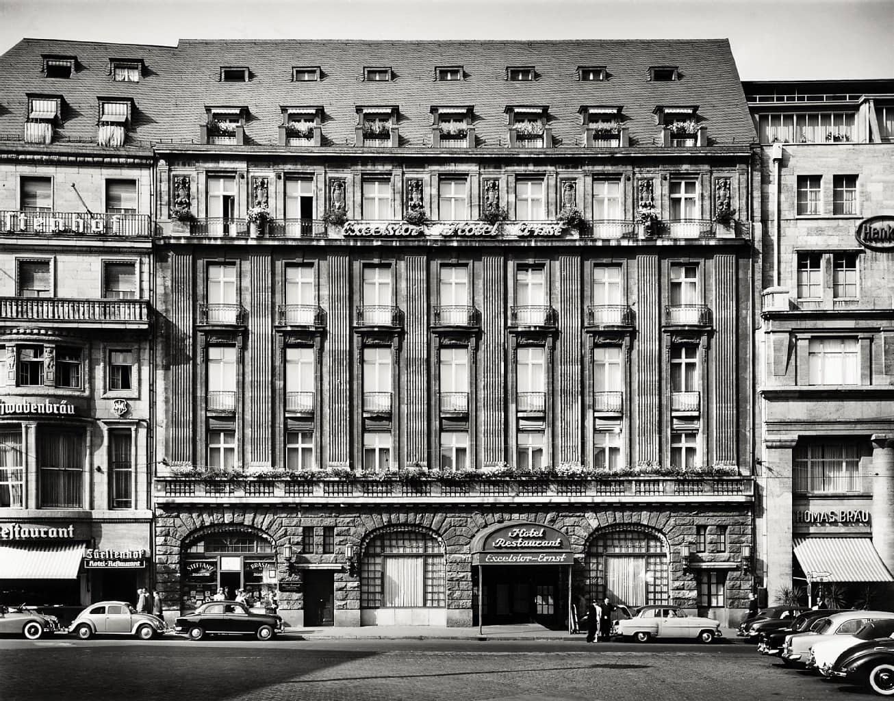 Außenansicht des Excelsior Hotels Ernst in Köln vor vielen Jahren 