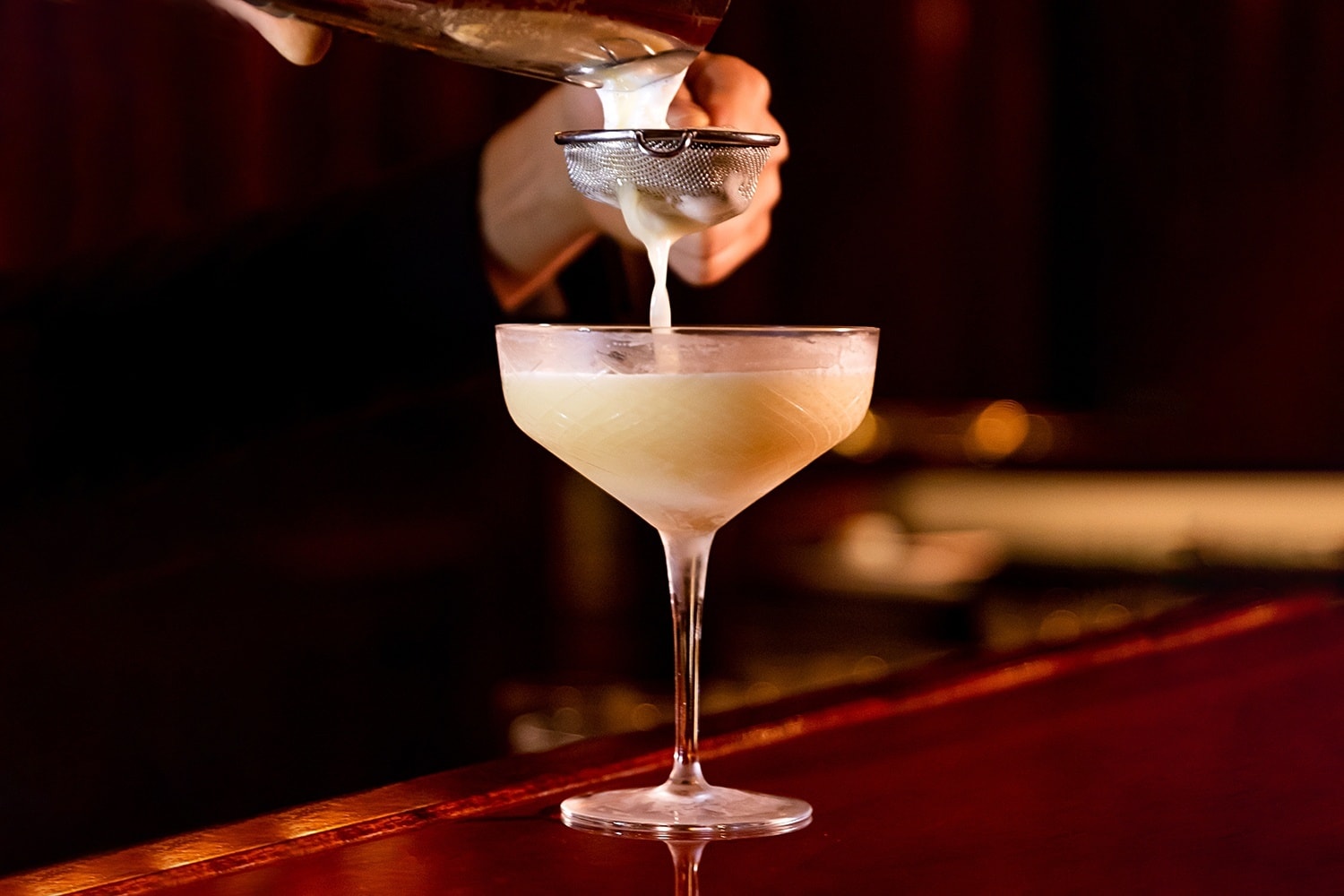 Nahaufnahme von einem Cocktail, der in der Piano Bar Köln zubereitet wird