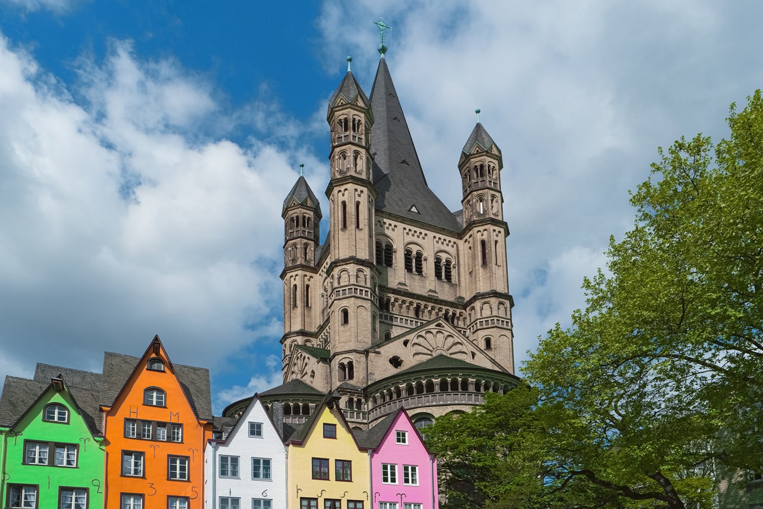 Altstadt von Köln mit bunten Häusern